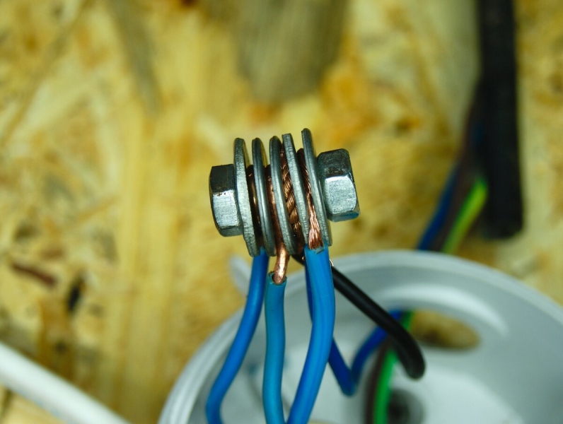 Долго мучился пока сосед не показал как соединить между собой одножильный и многожильный провода