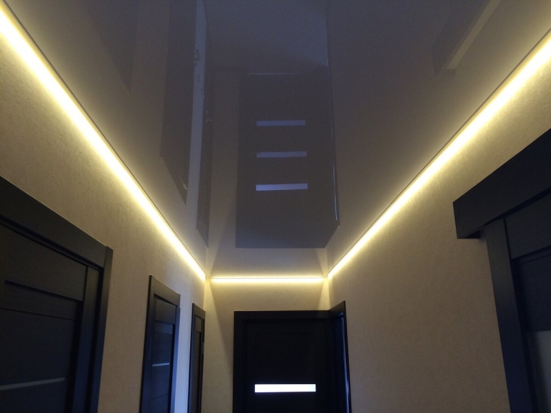 Потолок в коридоре — чем отделать, как выбрать дизайн
