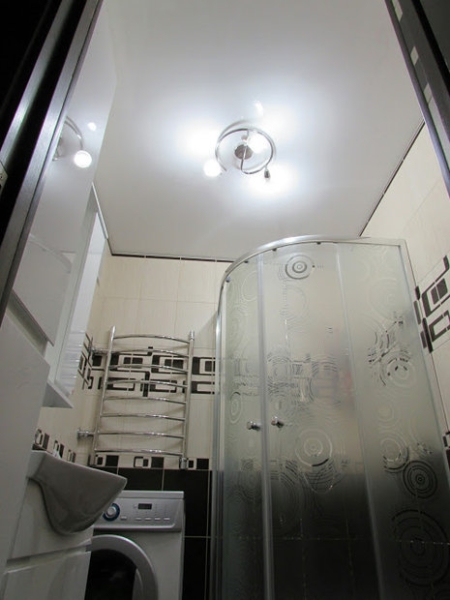 Ванная комната: бело-коричневая комната