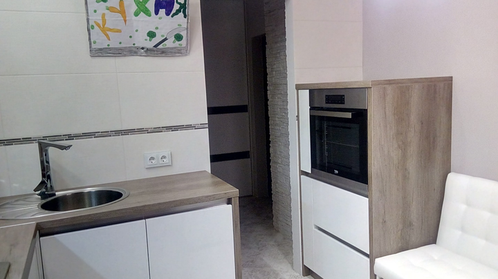 белая кухня 8 кв м с картонным телевизором