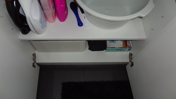 Глянцевый стерильный интерьер в ванной комнате