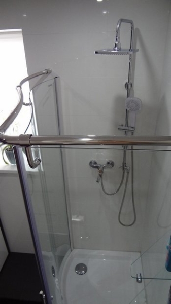 Глянцевый стерильный интерьер в ванной комнате