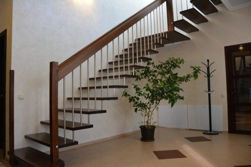 Лестница на второй этаж частного дома – какой она должна быть?