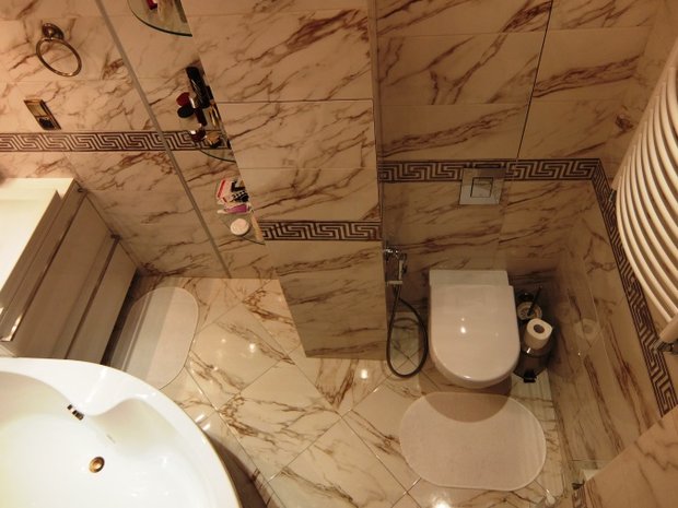 Ванная комната: с акцентами в оттенках золота и античной бронзы