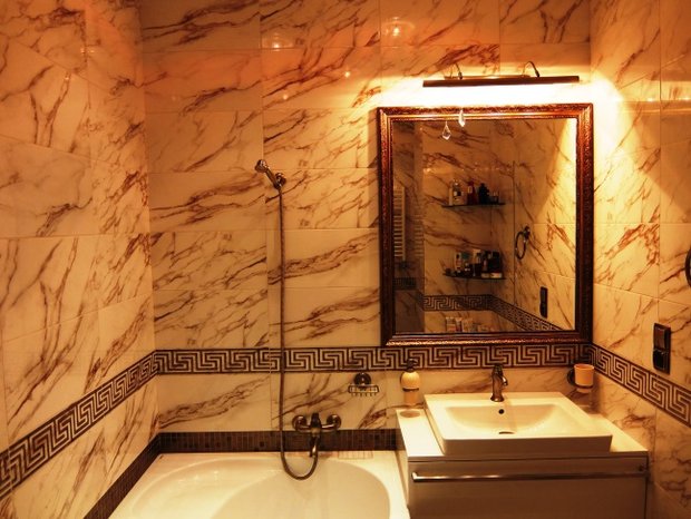 Ванная комната: с акцентами в оттенках золота и античной бронзы