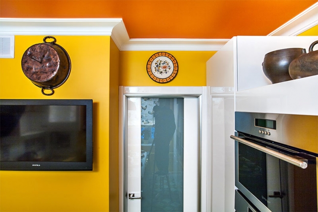 Дизайн белой кухни 10 кв м с желтыми стенами и столешницей