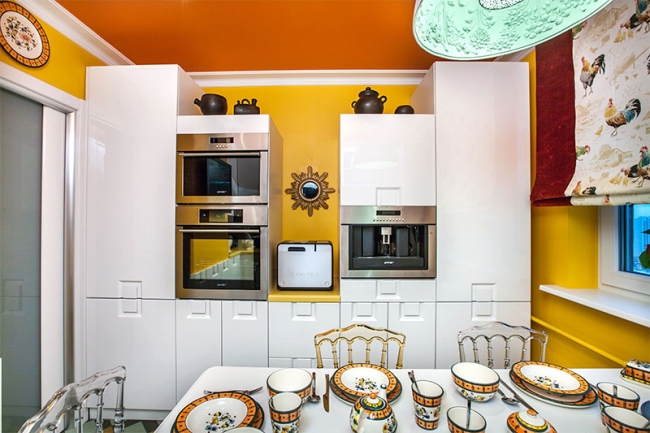 Дизайн белой кухни 10 кв м с желтыми стенами и столешницей