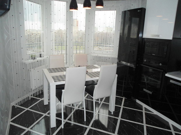 Кухня: черно-белый интерьер с цветами на скинали