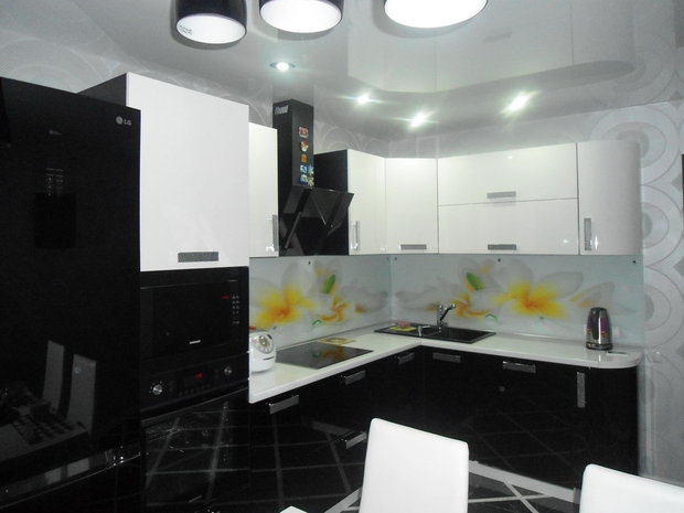 Кухня: черно-белый интерьер с цветами на скинали