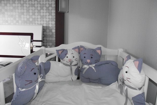 Спальня: очаровательные коты и сиреневая атмосфера