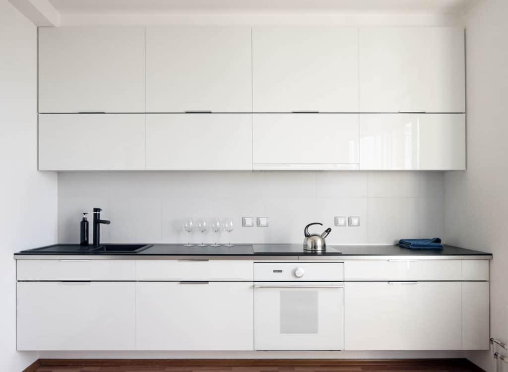 Какие выбрать цвета кухонного гарнитура для маленького помещения?