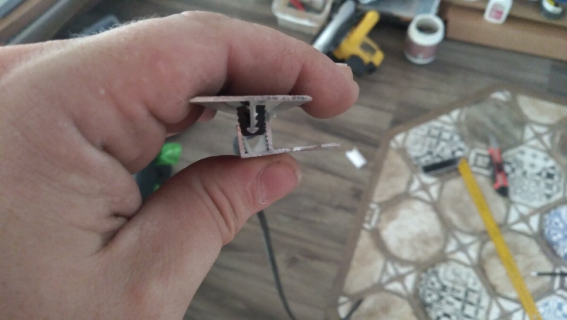 Не использую порожки на шурупах на стыке плитка-ламинат. Продавец посоветовал достойную замену: Т-порог [мои фото]