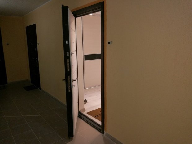 Кирпич, черный потолок и телефон-автомат в однокомнатной квартире
