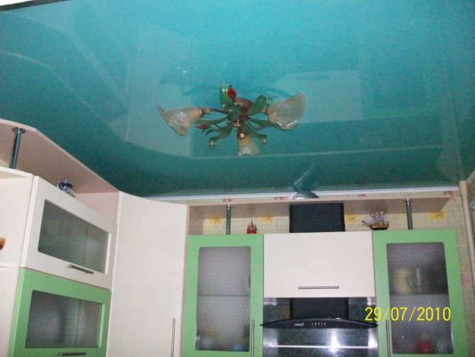 Натяжной потолок на кухне в хрущевке — 26 реальных фото