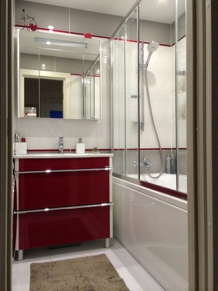 Ванная комната: акцент на красный цвет