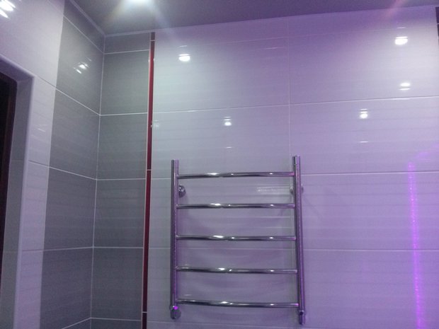 Ремонт ванной комнаты со светодиодным освещением мужем-плиточником