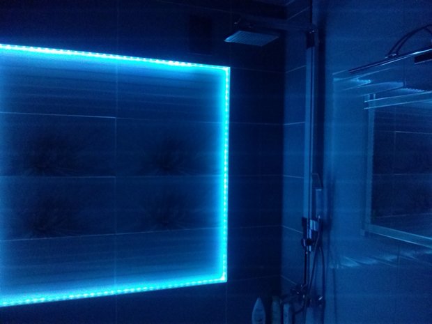 Панель со светодиодной подсветкой в ванной комнате, отремонтированной мужем плиточника